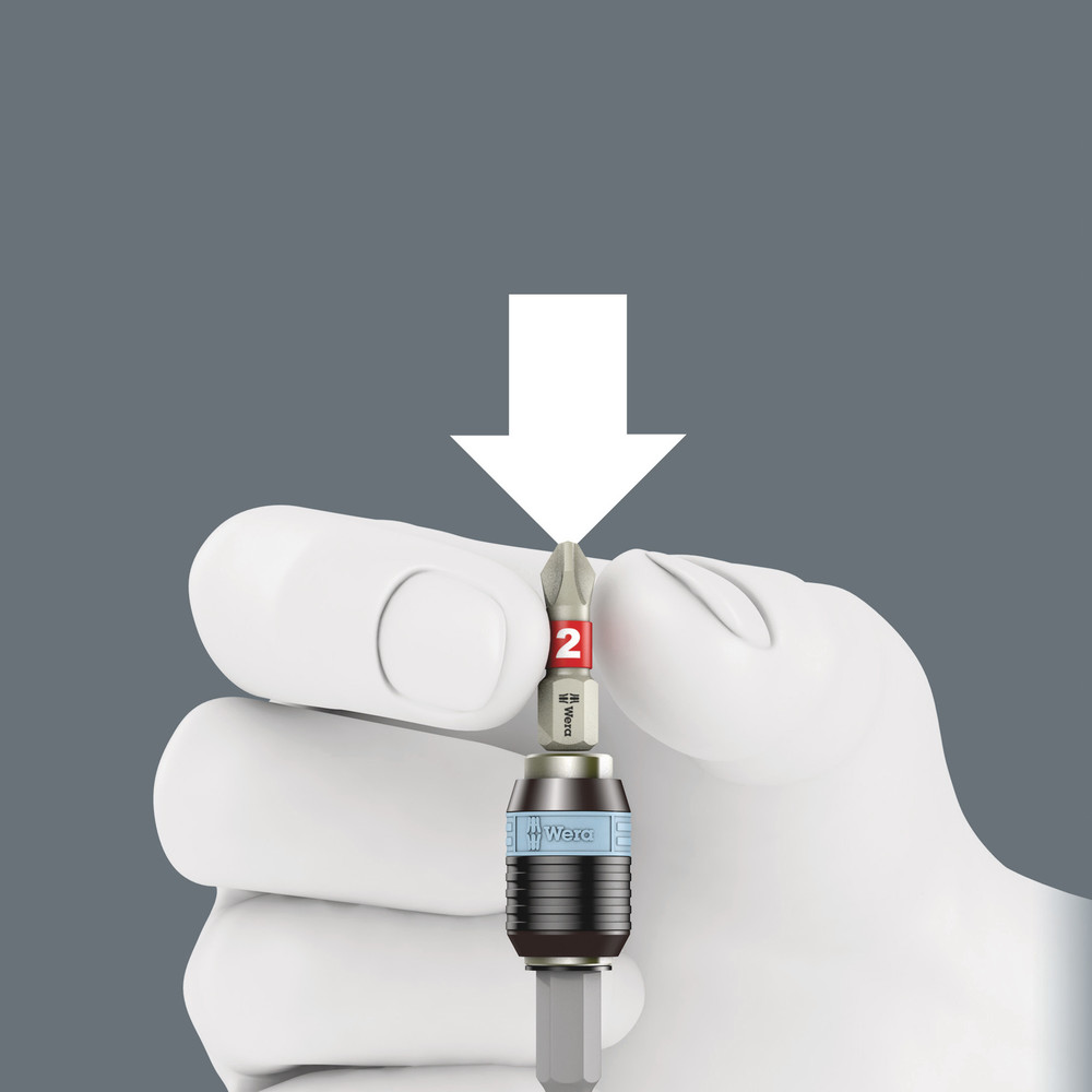 Ohne Betätigung der Hülse kann der Bit in die Aufnahme geschoben werden. Sobald 