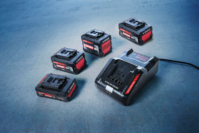 Bosch EXAL18V-160 Ladegerät mit vier 18V Expert Akkus. Produktbild